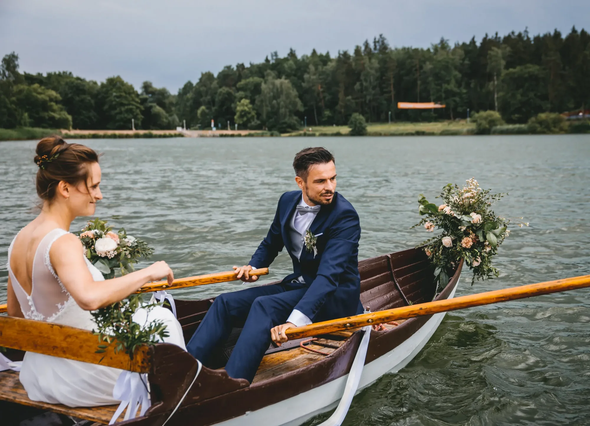 Brautpaar im Ruderboot auf dem See bei Hohenfelden